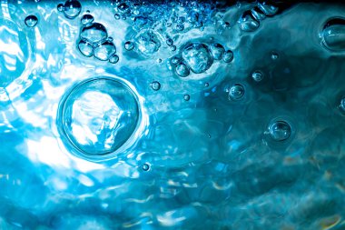 Su baloncukları havuzun arka planında soyut bokeh ışığı oluşturur.