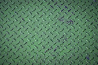 Yeşil elmas kaplama metal yüzey görünür aşınma ve çizikler