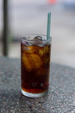 Ezilmiş buzlu kola ve temiz bardakta bir pipet susuzluğunu gidermek ve seni taze tutmak için içmeye hazır..