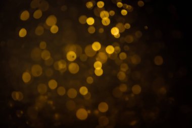 Görünür altın noktalı bulanık fotoğraf ışıl ışıl parlıyor. Lüks ve zevki gösteren bir duvar kağıdı olarak kullanılabilecek kadar lüks görünüyor..