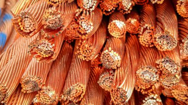 Yıpranmış bakır kabloların yakın plan çekimlerinde iplikler ve oksitlenme görülüyor..