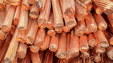 Yıpranmış bakır kabloların yakın plan çekimlerinde iplikler ve oksitlenme görülüyor..