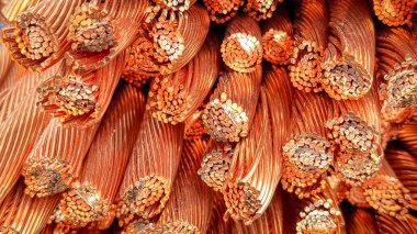 Yıpranmış bakır kabloların yakın plan çekimlerinde iplikler ve oksitlenme görülüyor..