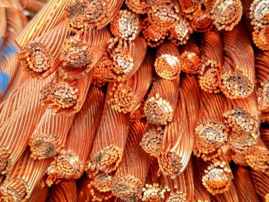 Yıpranmış bakır kabloların yakın plan çekimlerinde iplikler ve oksitlenme görülüyor..