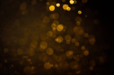 Görünür altın noktalı bulanık fotoğraf ışıl ışıl parlıyor. Lüks ve zevki gösteren bir duvar kağıdı olarak kullanılabilecek kadar lüks görünüyor..