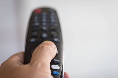 Uzaktan kumandalı televizyon izliyordum.