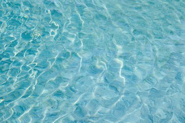 Yüzme havuzunda soyut mavi renk su dalgası arkaplan için saf doğal girdap desen dokusu kullanımı