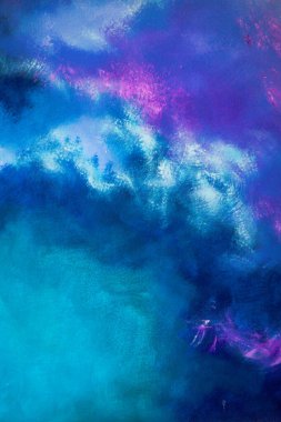 Mavi, mor ve yeşil renklerin dokulu görünümlü bir karışımını içeren soyut fırça darbesi resmi.