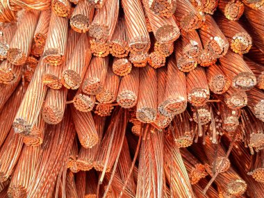 Yıpranmış bakır kabloların yakın plan çekimlerinde iplikler ve oksitlenme görülüyor..