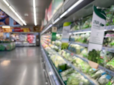 Bir markette raflarda düzgün bir şekilde sıralanmış taze meyve ve sebzeler keşfedin ve sağlıklı seçenekler sunun..