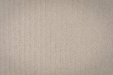 Dikey çıkıntıları ve ince gölgeleme ile desenli bej kıvrımlı karton yüzey.