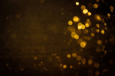 Görünür altın noktalı bulanık fotoğraf ışıl ışıl parlıyor. Lüks ve zevki gösteren bir duvar kağıdı olarak kullanılabilecek kadar lüks görünüyor..