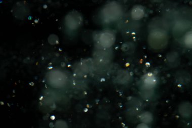 Noel Aydınlatma Işıkları 'nı kavramsallaştır. Fesk Bokeh şenliği. Siyah arka plandaki ışıkların odak noktasından çıkarılması.