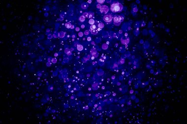 Mor menekşe ve mavi noktalı bulanık fotoğraf. Parlak, parlak bir görünüş. Duvar kağıdı olarak kullanılabilecek kadar lüks.