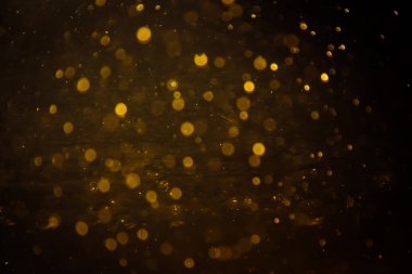 Görünür altın noktalı bulanık fotoğraf ışıl ışıl parlıyor. Lüks ve zevki gösteren bir duvar kağıdı olarak kullanılabilecek kadar lüks görünüyor..