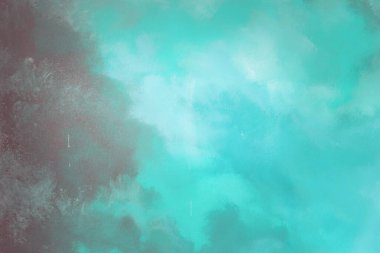 Mavi, mor ve yeşil renklerin dokulu görünümlü bir karışımını içeren soyut fırça darbesi resmi.