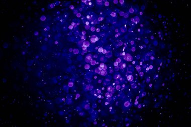 Mor menekşe ve mavi noktalı bulanık fotoğraf. Parlak, parlak bir görünüş. Duvar kağıdı olarak kullanılabilecek kadar lüks.