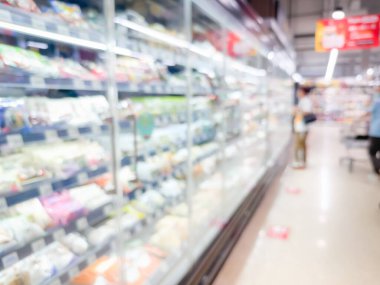 Dondurucu raflarda çeşitli taze sebzelerin sergilendiği bakkal koridorunun bulanık görüntüsü