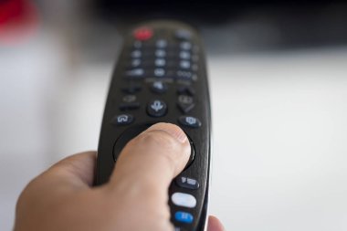 Uzaktan kumandalı televizyon izliyordum.