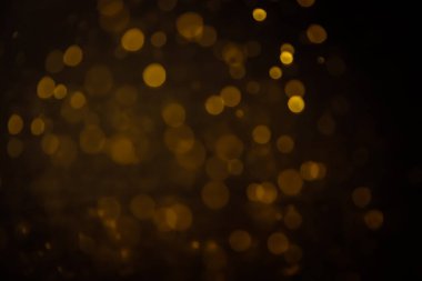 Görünür altın noktalı bulanık fotoğraf ışıl ışıl parlıyor. Lüks ve zevki gösteren bir duvar kağıdı olarak kullanılabilecek kadar lüks görünüyor..