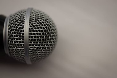 Mikrofonu, klasik arkaplanı olan bir oditoryumdaki kürsüye kapatın.