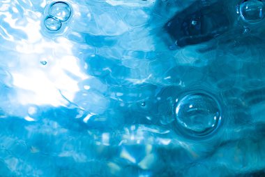 Su kabarcıkları havuzun arka planında soyut bokeh ışığı oluşturur. Havuzun arka planında soyut bokeh ışığı.