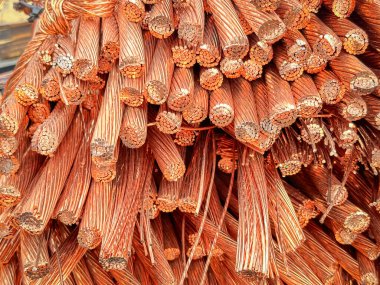 Yıpranmış bakır kabloların yakın plan çekimlerinde iplikler ve oksitlenme görülüyor..