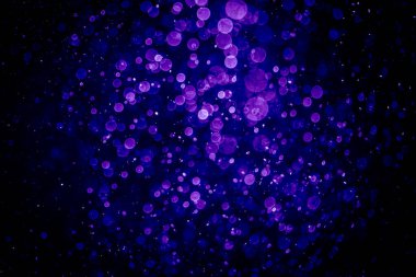 Mor menekşe ve mavi noktalı bulanık fotoğraf. Parlak, parlak bir görünüş. Duvar kağıdı olarak kullanılabilecek kadar lüks.