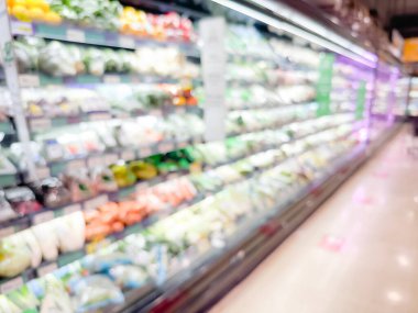 Dondurucu raflarda çeşitli taze sebzelerin sergilendiği bakkal koridorunun bulanık görüntüsü