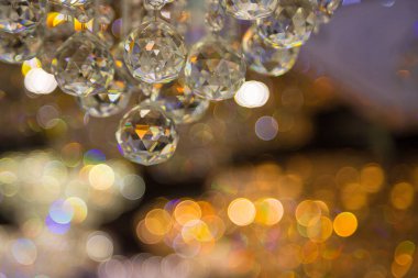 Güzel kristal avizeler. Sıcak ışık. Fırçalanmış cam kristallerin arasından yansıyan ışık.