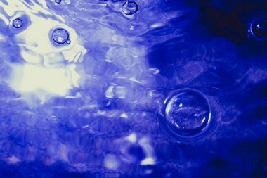 Su kabarcıkları havuzun arka planında soyut bokeh ışığı oluşturur. Havuzun arka planında soyut bokeh ışığı.