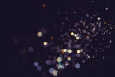 Karanlık arka planda renkli daireleri olan soyut sahte ışıklar, rüya gibi ve şenlikli bir atmosfer yaratıyor.