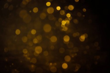 Görünür altın noktalı bulanık fotoğraf ışıl ışıl parlıyor. Lüks ve zevki gösteren bir duvar kağıdı olarak kullanılabilecek kadar lüks görünüyor..