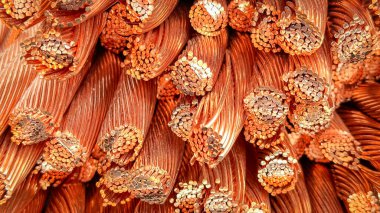 Yıpranmış bakır kabloların yakın plan çekimlerinde iplikler ve oksitlenme görülüyor..