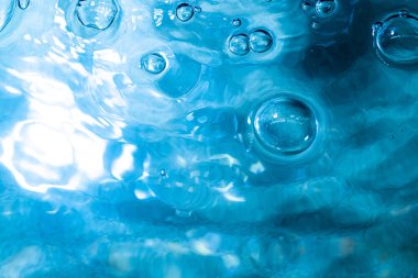 Su kabarcıkları havuzun arka planında soyut bokeh ışığı oluşturur. Havuzun arka planında soyut bokeh ışığı.