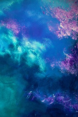 Mavi, mor ve yeşil renklerin dokulu görünümlü bir karışımını içeren soyut fırça darbesi resmi.