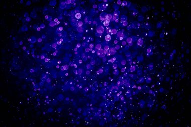 Mor menekşe ve mavi noktalı bulanık fotoğraf. Parlak, parlak bir görünüş. Duvar kağıdı olarak kullanılabilecek kadar lüks.