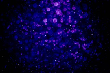 Mor menekşe ve mavi noktalı bulanık fotoğraf. Parlak, parlak bir görünüş. Duvar kağıdı olarak kullanılabilecek kadar lüks.