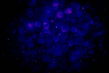 Mor menekşe ve mavi noktalı bulanık fotoğraf. Parlak, parlak bir görünüş. Duvar kağıdı olarak kullanılabilecek kadar lüks.