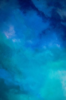 Mavi, mor ve yeşil renklerin dokulu görünümlü bir karışımını içeren soyut fırça darbesi resmi.