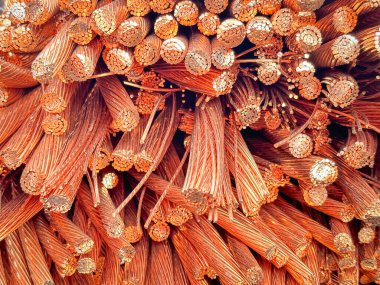 Yıpranmış bakır kabloların yakın plan çekimlerinde iplikler ve oksitlenme görülüyor..