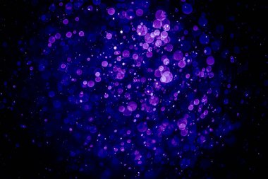 Mor menekşe ve mavi noktalı bulanık fotoğraf. Parlak, parlak bir görünüş. Duvar kağıdı olarak kullanılabilecek kadar lüks.