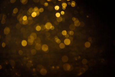 Görünür altın noktalı bulanık fotoğraf ışıl ışıl parlıyor. Lüks ve zevki gösteren bir duvar kağıdı olarak kullanılabilecek kadar lüks görünüyor..