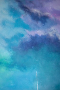 Mavi, mor ve yeşil renklerin dokulu görünümlü bir karışımını içeren soyut fırça darbesi resmi.