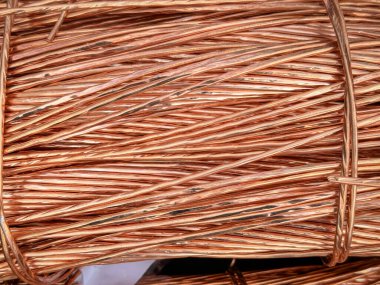 Karışık bakır kablolar karmaşık kıvrımlar ve yansıtıcı dokular sergiliyor.