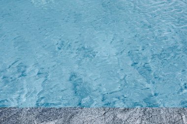 Yüzme havuzunda soyut mavi renk su dalgası arkaplan için saf doğal girdap desen dokusu kullanımı