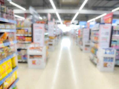 Bulanık süpermarket koridoru her iki taraftaki ürün rafları ve parlak ışıklandırma.