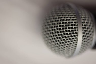 Mikrofonu, klasik arkaplanı olan bir oditoryumdaki kürsüye kapatın.