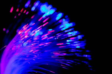 Siyah arkaplanda iletişim teknolojisi ağı için bulanık ışık fiber optikleri kapat