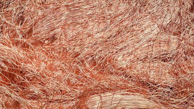Yoğun bir ağ oluşturan karmaşık bakır tel talaşlarının makro görünümü.